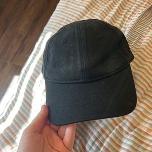 Skims black cap